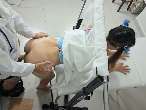 RelaXXX presents: Gynecologist loses cell phone that contained videos of his patients!